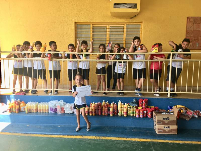 Entrega doaes para o Hospital de Cncer